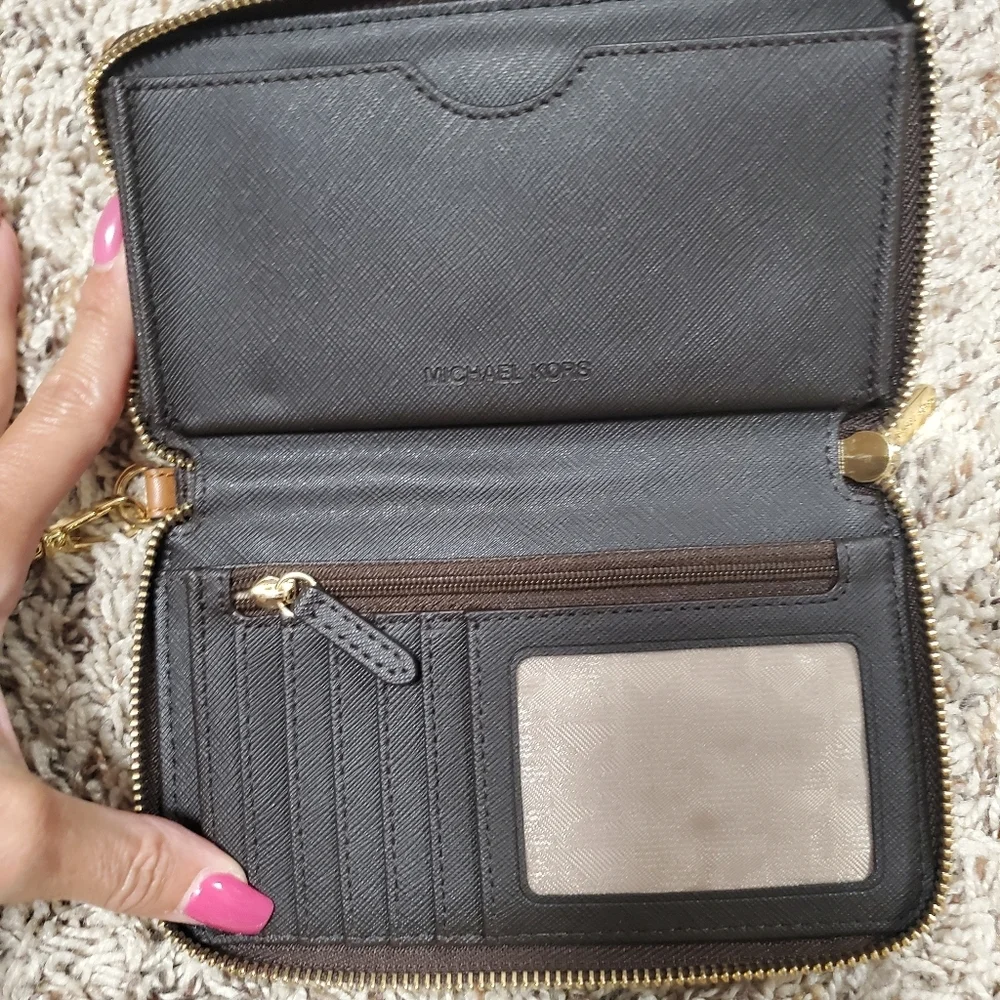 Micheal Kors Signature Wristlet